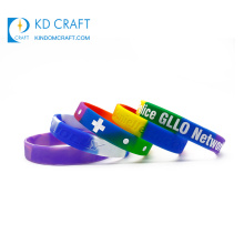 Sin pedido mínimo logotipo personalizado promocional mezclado multicolor segmentado pulsera de goma de silicona grabada en color